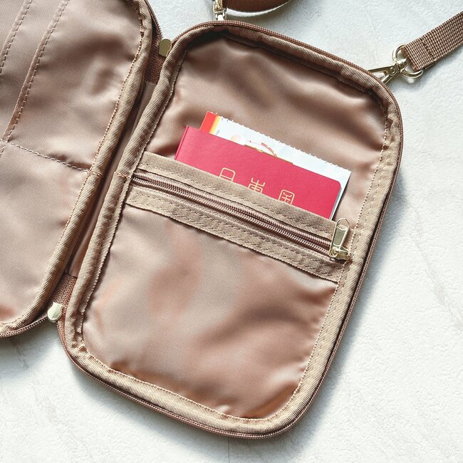 カードや診察券が31枚も入った…！コメダ珈琲の「おしゃれショルダーポーチ」財布代わりになって天才すぎる！