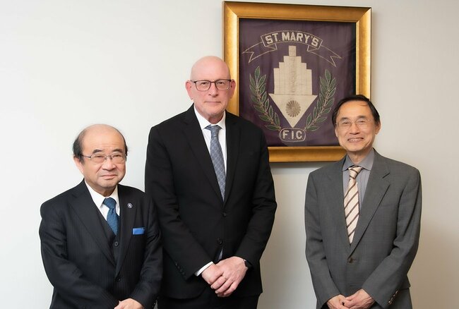 校名と共にペナントに記されたFICは「キリスト教教育修士会」のラテン語Fratrum Instructionis Christianaeから
