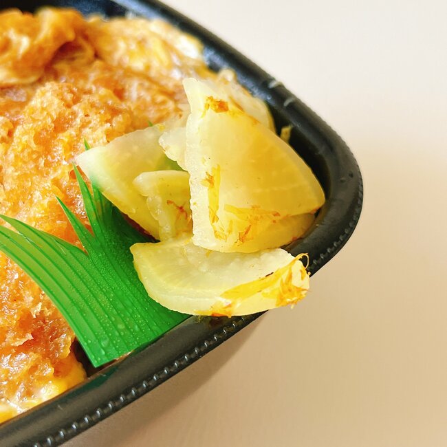 ものすごい重量感だ…！ほっともっとの「1200kcal超えメニュー」お肉がてんこ盛りでボリューム満点です！