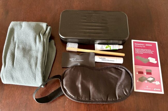 ビクトリノックスの黒い缶に入ったアメニティキット