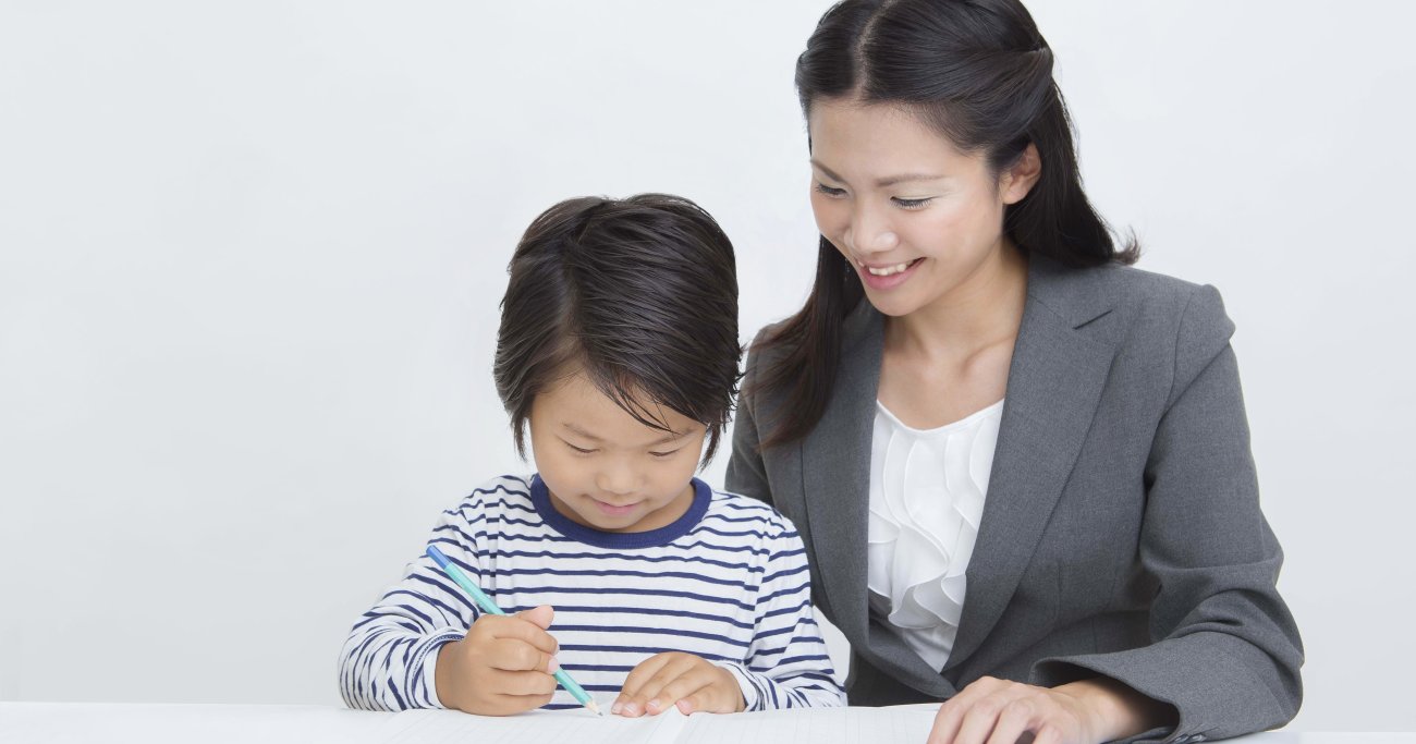 勉強する子どもと女性