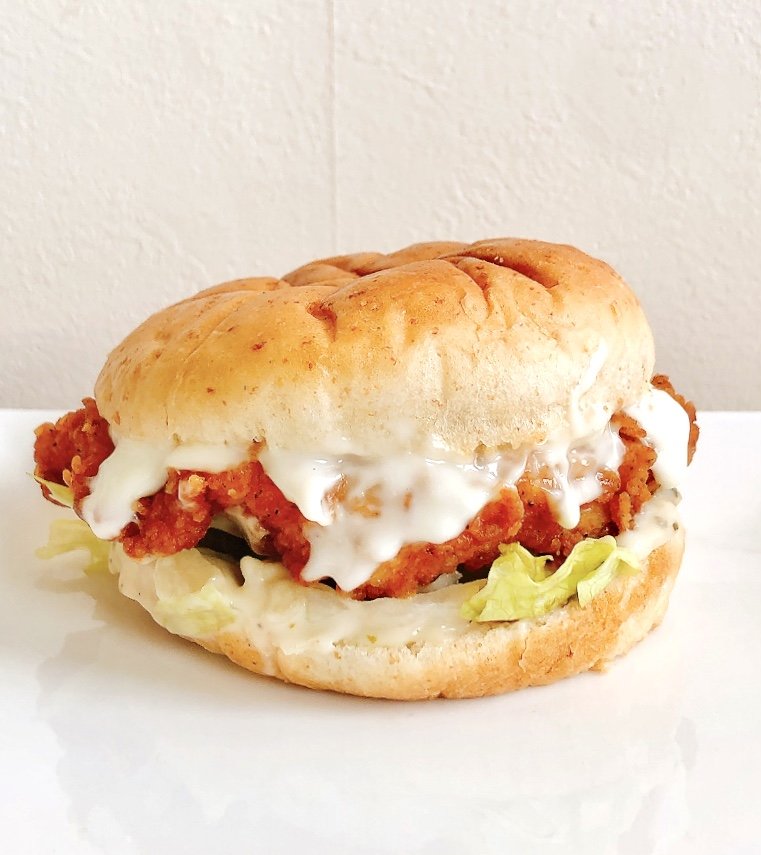 「笑っちゃうくらいチーズたっぷり」「どう見てもキャパオーバーだろ」ケンタッキーの“チーズにおぼれるバーガー”背徳感がスゴすぎる！「チーズの量どうなってんだこれ」