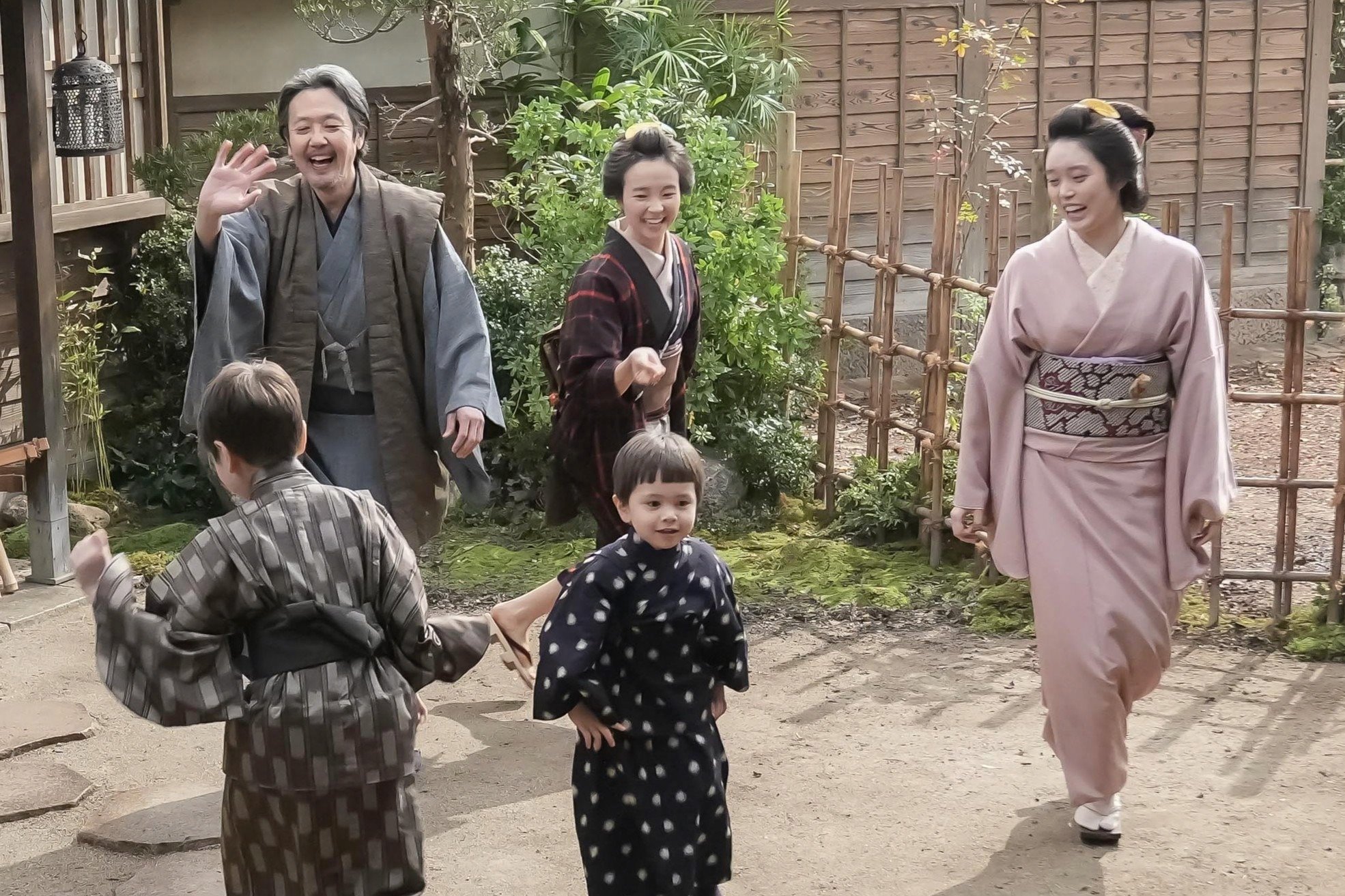 高石あかり＆トミー・バストウ激変！髪の毛も、首筋のたるみも…特殊メイクで“50代の老け顔”に〈ばけばけ第116回〉