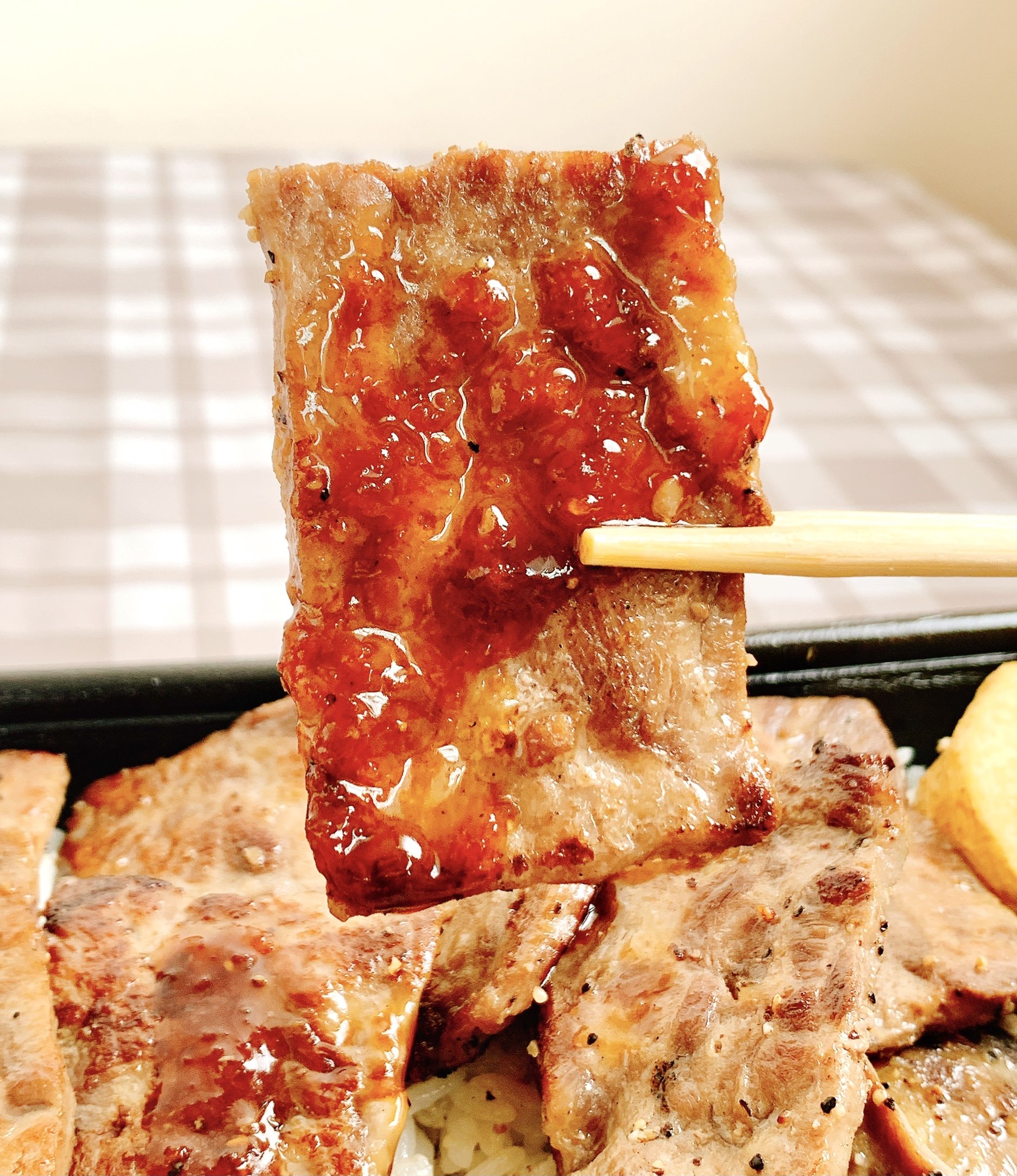 いくらなんでも盛りすぎだよ…！ほっともっとの“お肉たっぷり弁当”フタを開けてびっくりした！「これぞまさにご褒美」「神とさせていただきます」