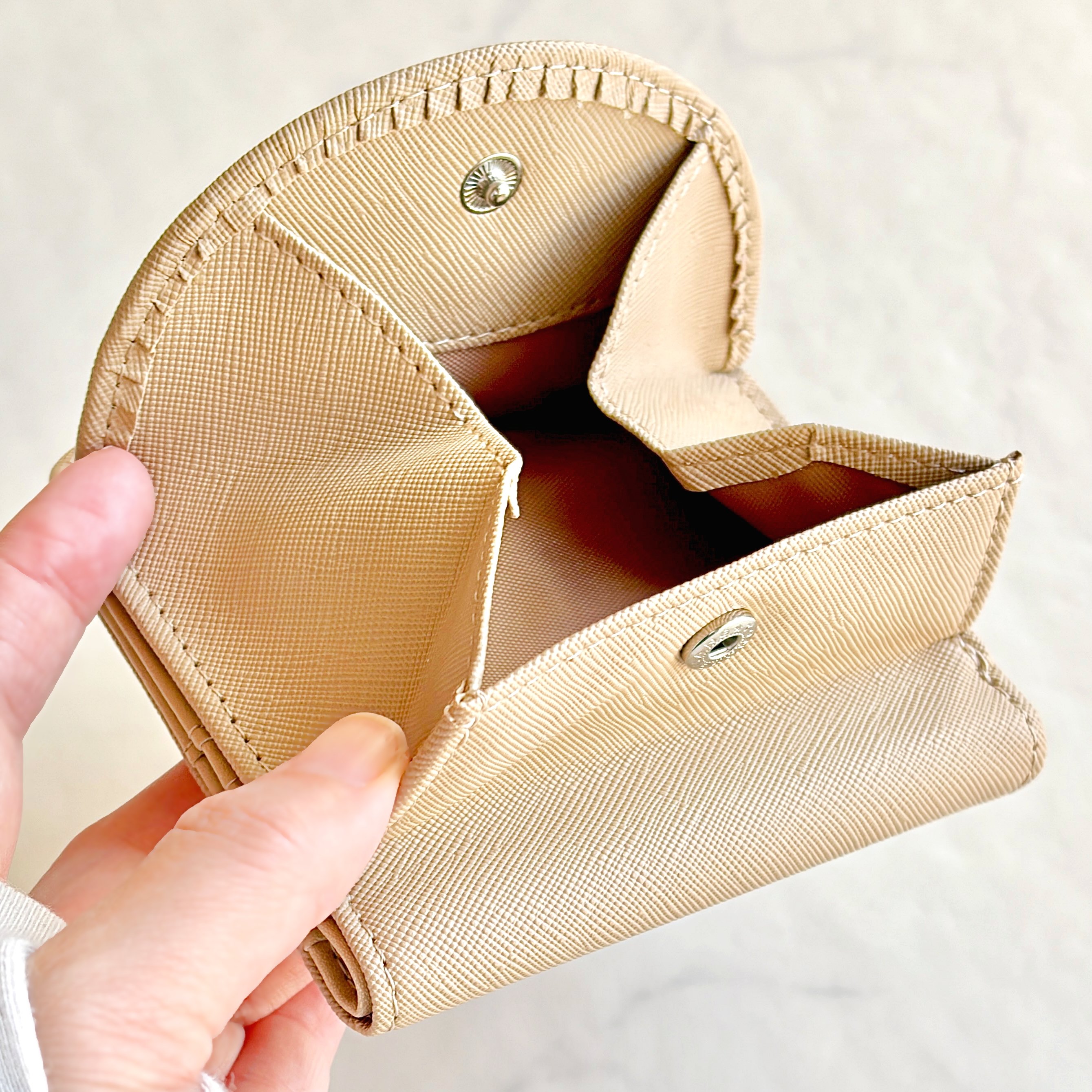 こんなスヌーピー、初めて見た!しまむらコラボの“めちゃかわ財布”小銭が取り出しやすくて嬉しい!《購入レビュー》