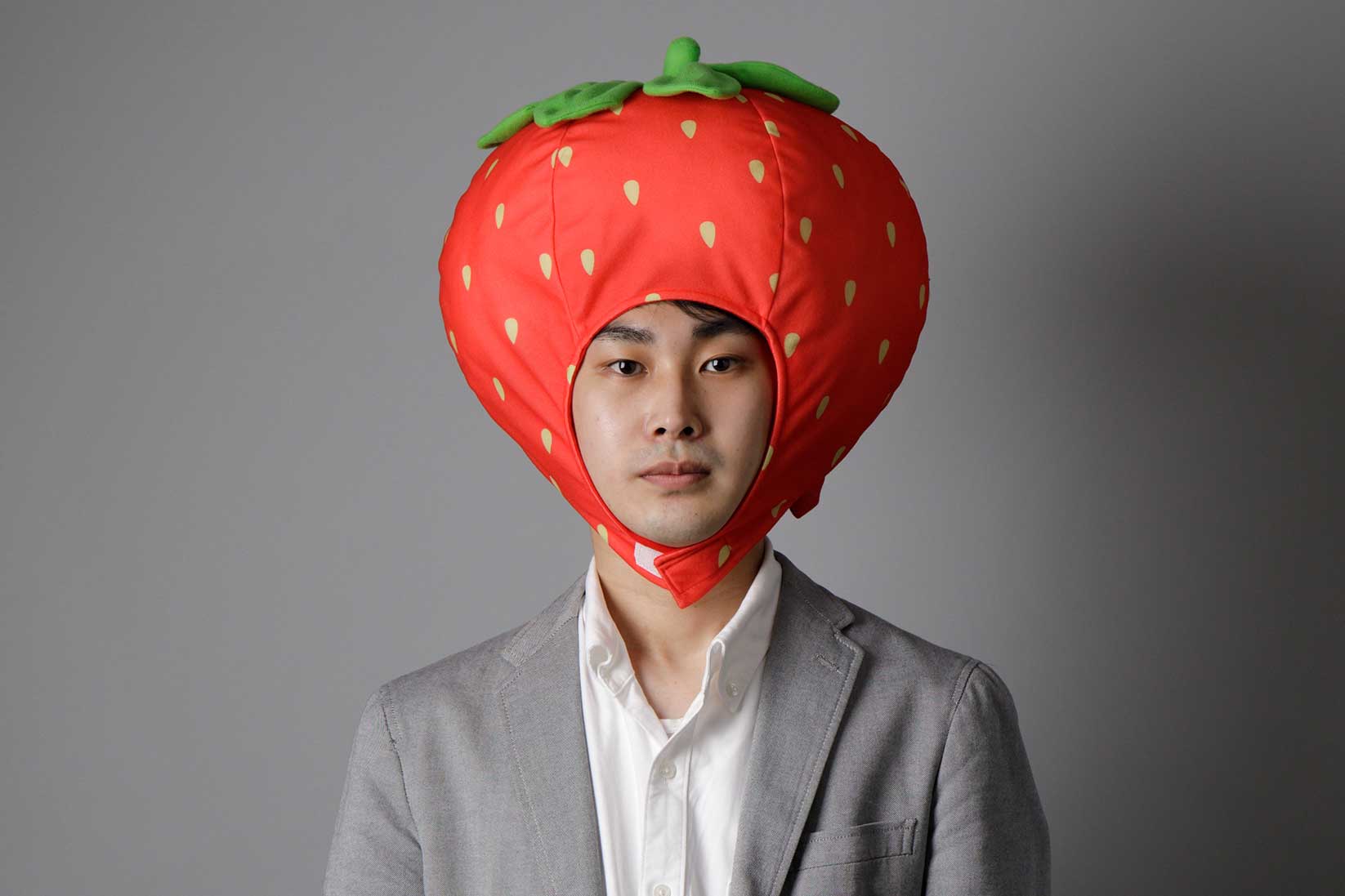 記事内にもあるように「イチゴ好き」であることが事業領域を決めるきっかけにもなったという市川氏。SNSのプロフィール画像でもイチゴのかぶり物をかぶっている