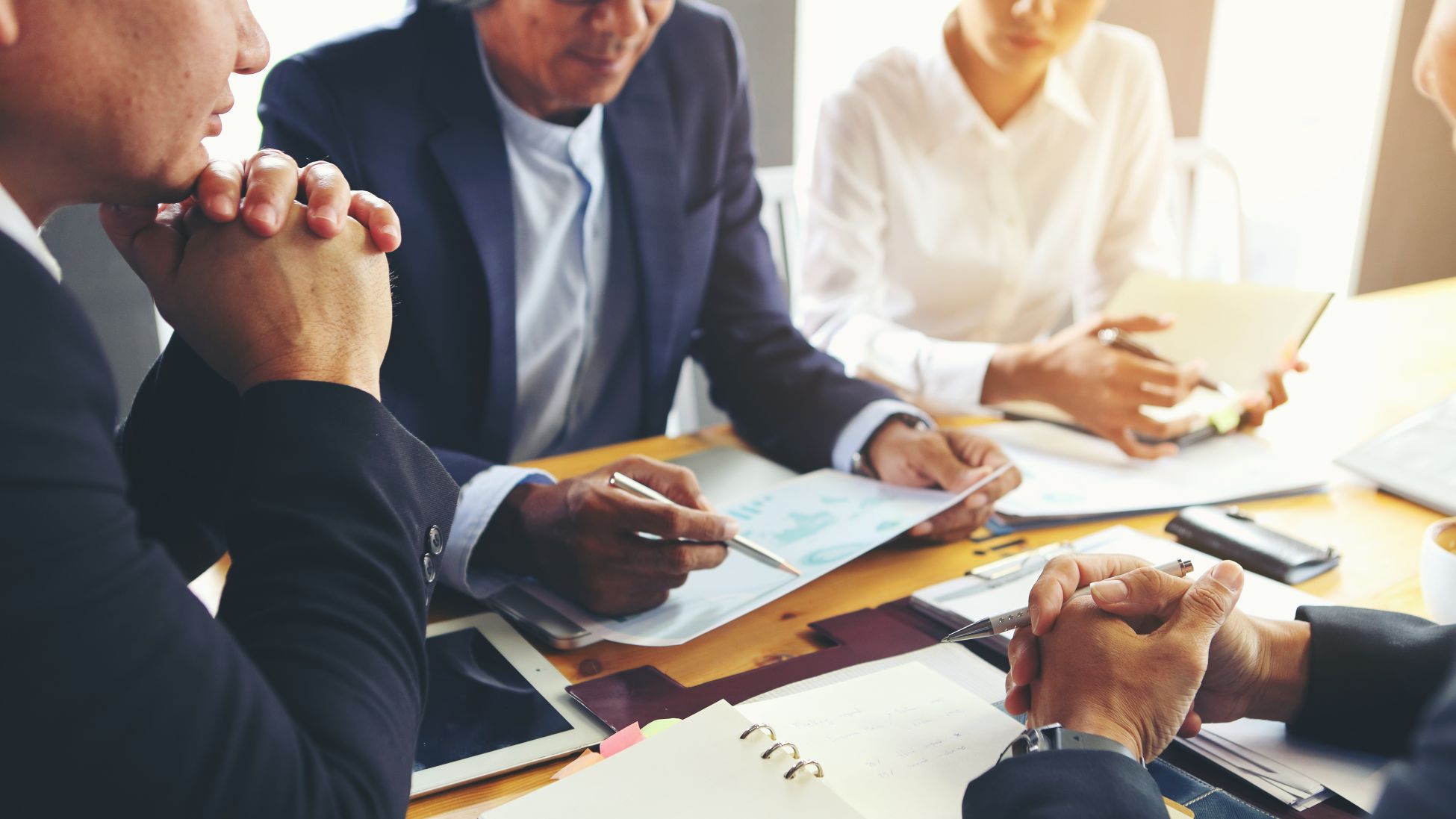 ビジネスパーソンたちの会議のイメージ