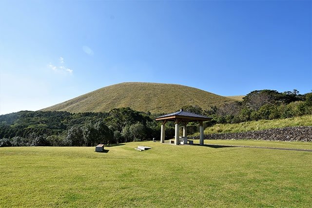 約3000本のツバキが植えられた五島市椿園から鬼岳を望む