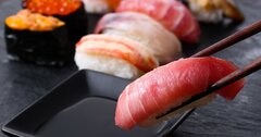 お寿司は手と箸、どちらで食べる？育ちがいい人はどうする