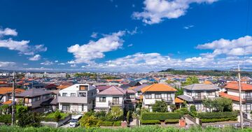 路線価上昇で親の建てた「庭付き一戸建て」の相続税はどうなる!?実は税より深刻な想定外の問題も