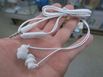 寝ながら聴いても痛くない、やわらか素材の寝落ち用イヤホン