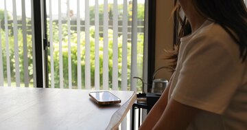 欧米を中心に広がる「SNS規制」。「SNSこそが子どものうつ病や自殺の急増の原因だ」という主張は正しいのか？