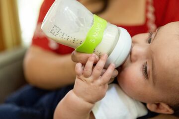 米国の乳児用粉ミルク不足、母乳育児の減少で深刻化