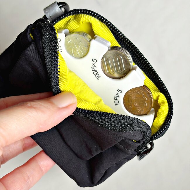 【3COINS】カードや診察券が35枚入った！ミニ財布になる“天才ポーチ”ポケット代わりに使えて便利！「カギがすっぽり入って使いやすい」「私と息子用に2つ購入しました」《購入レビュー》