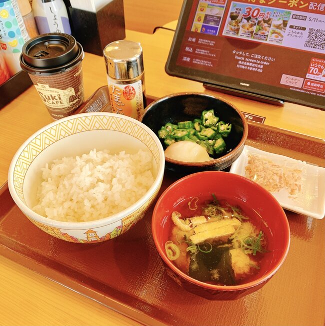 「コンビニより安いじゃん」「ホント助かる」すき家の“330円モーニング”コスパ良すぎて毎朝通いたい…！「企業努力が過ぎる！」
