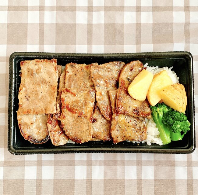 いくらなんでも盛りすぎだよ…！ほっともっとの“お肉たっぷり弁当”フタを開けてびっくりした！「これぞまさにご褒美」「神とさせていただきます」