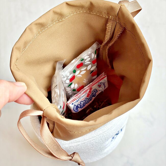 「かわいくて気絶しそうになった」コメダ珈琲の“コーヒーカップみたいな巾着”再販されて嬉しすぎる！「友だちにもプレゼントしたい」「こういうの弱いのよ」