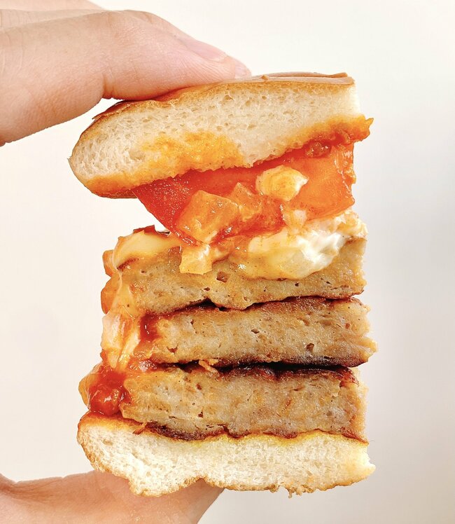 「嘘みたいなボリューム」「アゴ砕けそう」モスバーガーの“15時から頼めるメニュー”お肉の量がとんでもない！「食べ応えがエグくてやばかった」
