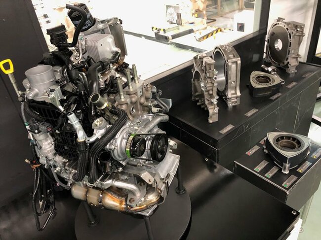 新型ロータリーエンジン「8C」の組立ラインでの技術展示