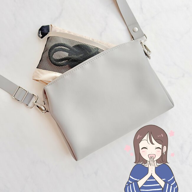 ポシェットいらないじゃん…！ダイソーの「サコッシュみたいに持ち歩けるエコバッグ」身軽に買い物できて嬉しすぎる！