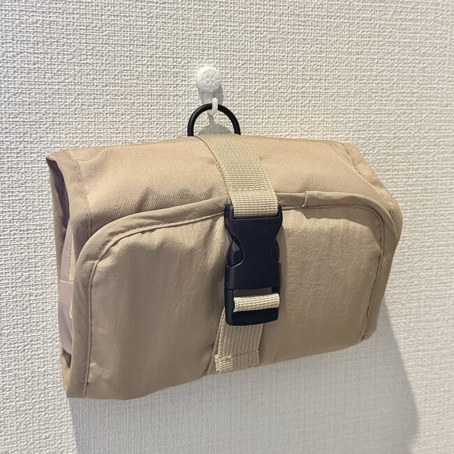 旅行の洗面グッズがまるっと入った！ダイソー姉妹店の「浮かせるポーチ」収納力がスゴいんです！