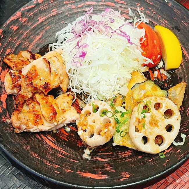 めちゃめちゃご飯が進むやつ…！大戸屋の“よくばり定食”お肉も魚も楽しめて大満足すぎる！「贅沢な二種盛り」「美味しくて大正解」《実食レビュー》