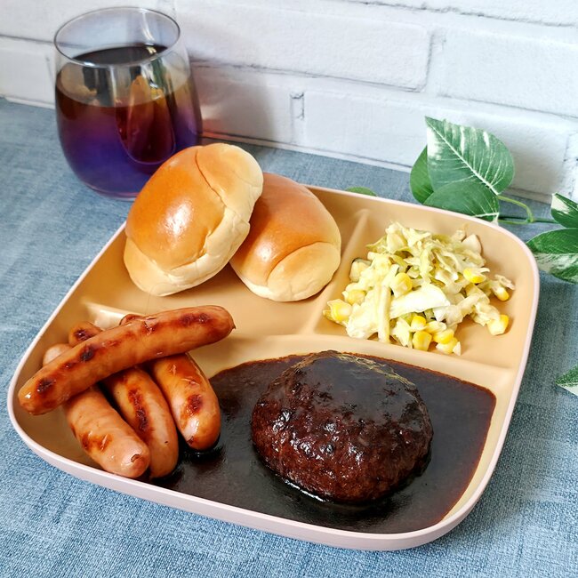 思わず家族の分も買い足した！ダイソー姉妹店の「550円プレート」オシャレなのに、洗い物も減らせちゃうんです！