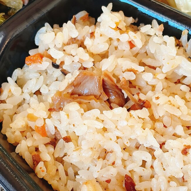 おかず2種盛りで豪華すぎる！ほっともっとの“わんぱく弁当”肉と魚を両方食べられて幸せ！「美味しかった」「身が厚い」《実食レビュー》