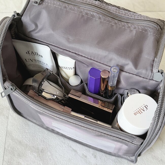 「一度使うと手放せない」「家族全員が愛用中」無印良品の“大容量ポーチ”スキンケアやコスメがたっぷり入って優秀！「旅行の必需品」