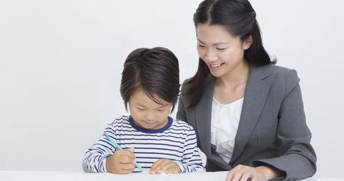 勉強する子どもと女性