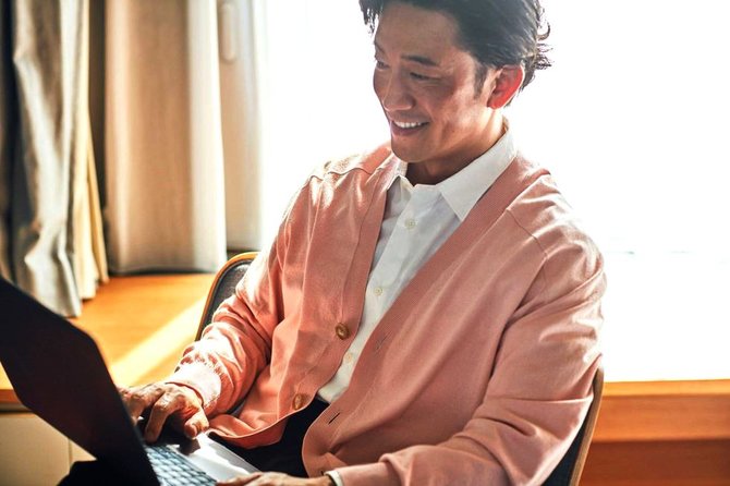 「オンライン会議できちんと見える」カーディガンの羽織り方とは?