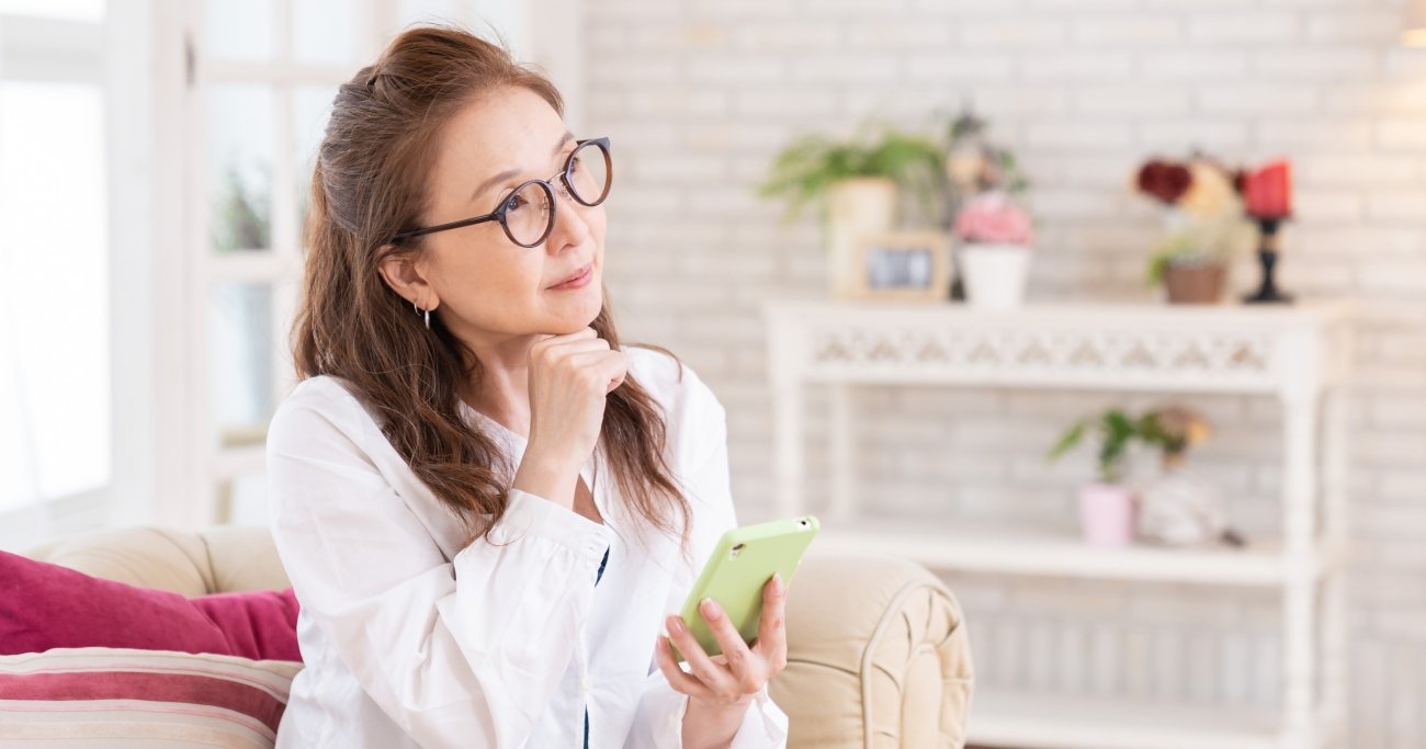 100歳まで“見える目”を守れる人がやっていること。スマホ老眼を悪化させない、たった20秒の習慣