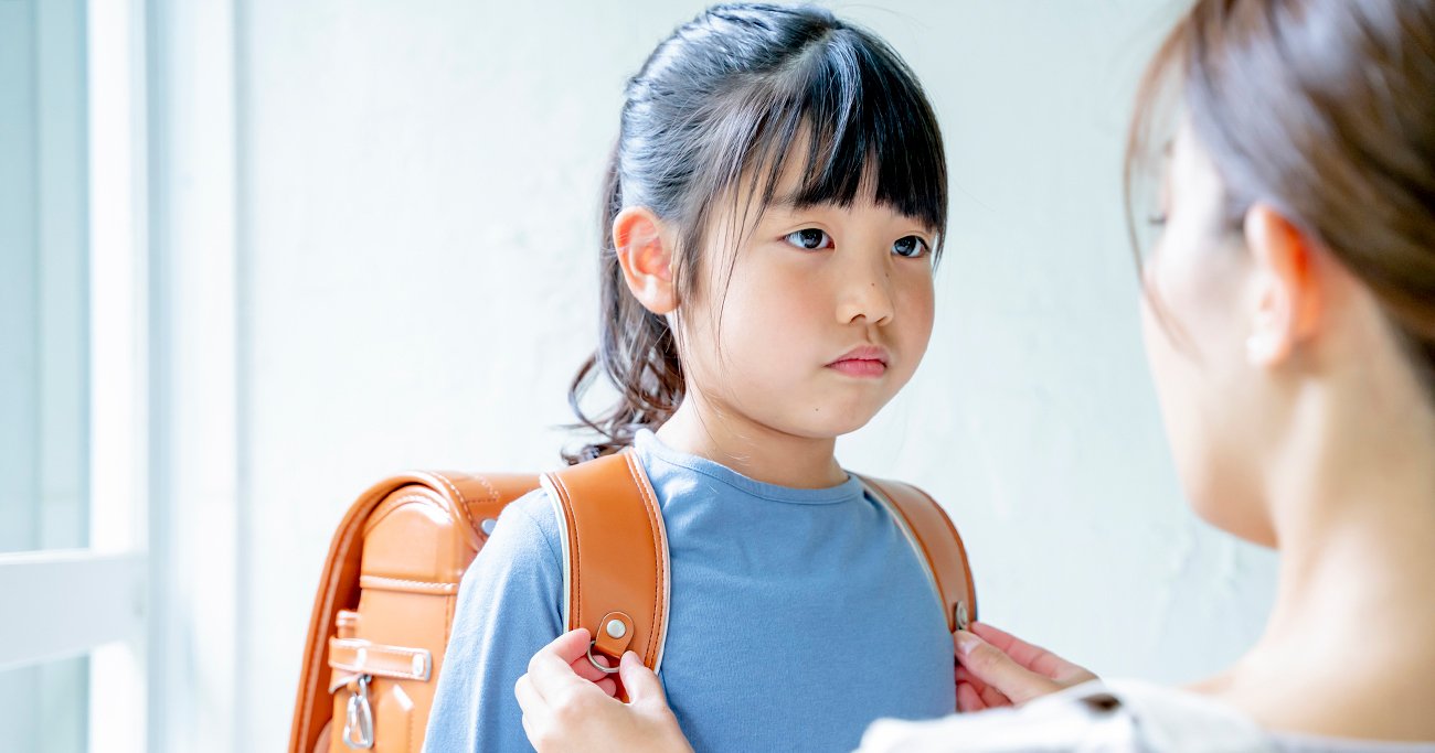 子どもの身支度を手伝う保護者
