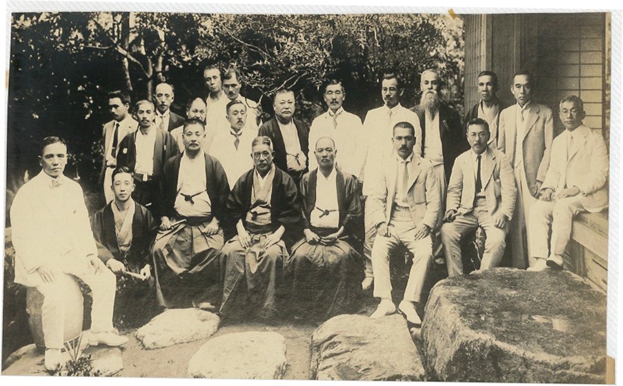 政友会の大物政治家、床次竹二郎（前列左から4番目）と辻嘉六（床次の左後ろのネクタイの男性）