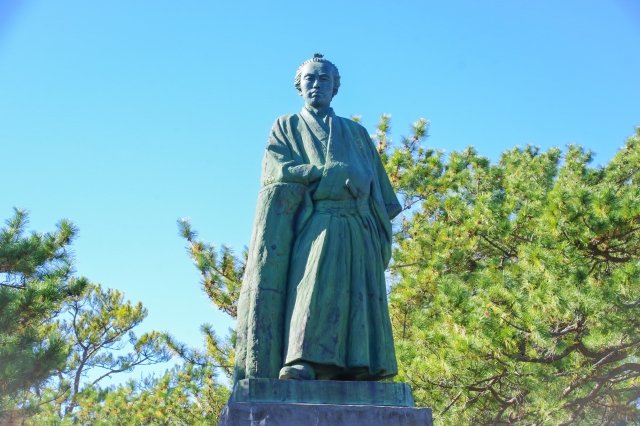幕末の英雄として多くのドラマや小説で描かれてきた坂本龍馬だが、実はその功績の多くが創作であるとの見方が強まっている。