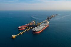 サウジアラムコ、事業拡大にブレーキ　原油安・配当が重荷