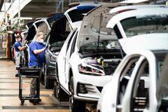 自動車の半導体不足、解消に「高速ギア」なし