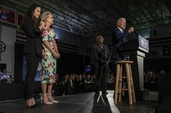 バイデン氏の性的暴行疑惑、民主党内からも説明求める声