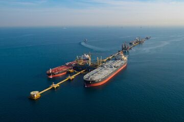 サウジアラムコ、事業拡大にブレーキ　原油安・配当が重荷