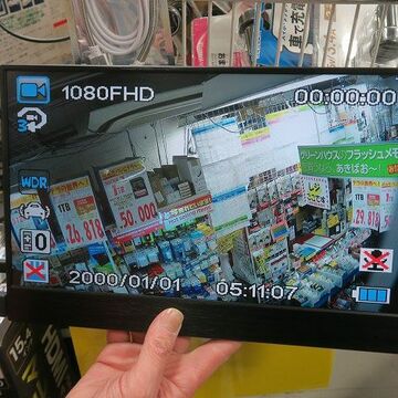 モバイルバッテリーでも動く、超薄13.3型モバイル液晶が1万7000円！