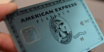 「アメックス・プラチナ」の付帯特典が大幅に改善！利用できる空港ラウンジの拡充、還元率アップ特典の追加のほか、金属製の「メタルカード」も発行開始！