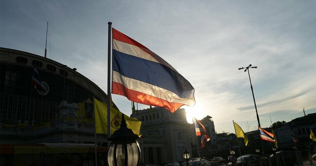 タイ・バンコクのフワランポーン駅前に掲げられた国旗