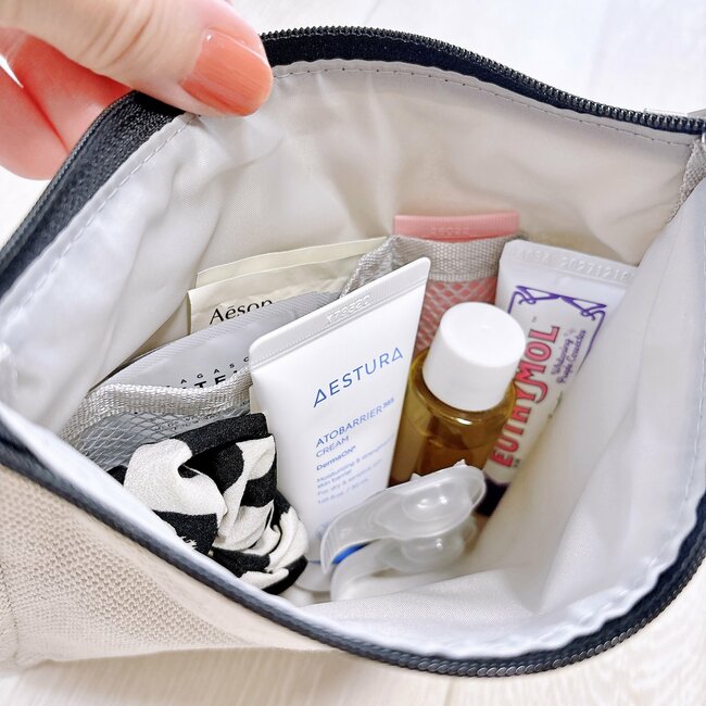 お薬手帳や診察券、処方薬がまるっと入った！スターバックスの「オシャレな薄型ポーチ」お財布代わりにもなって使い勝手バツグン！【購入レビュー】