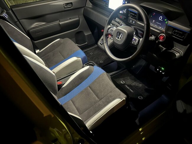 専用のセミバケットシートを備える車内