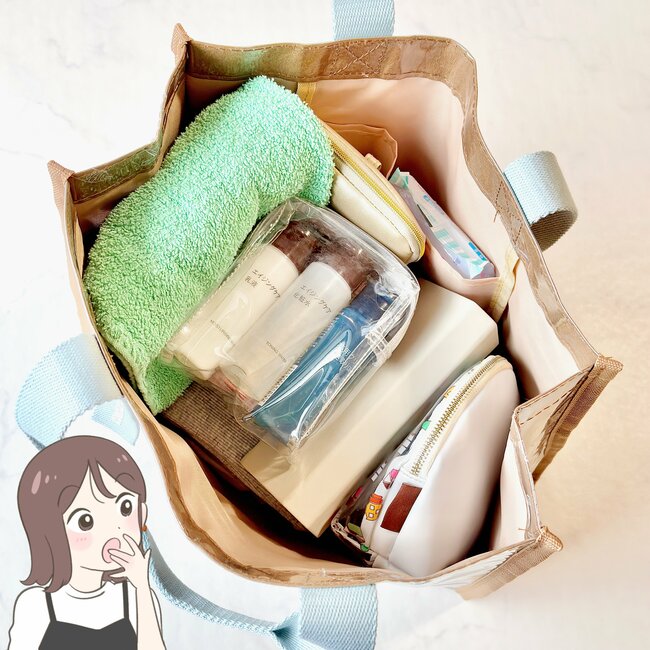 1泊分の荷物が入った…！コメダ珈琲の「めちゃ軽トートバッグ」さりげないメニュー柄がかわいいし、マチ広で収納力バツグン！