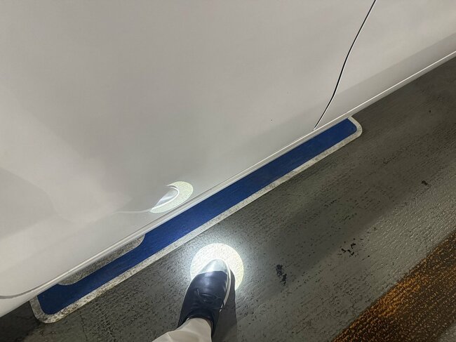 乗り込む足元をやさしく照らす
