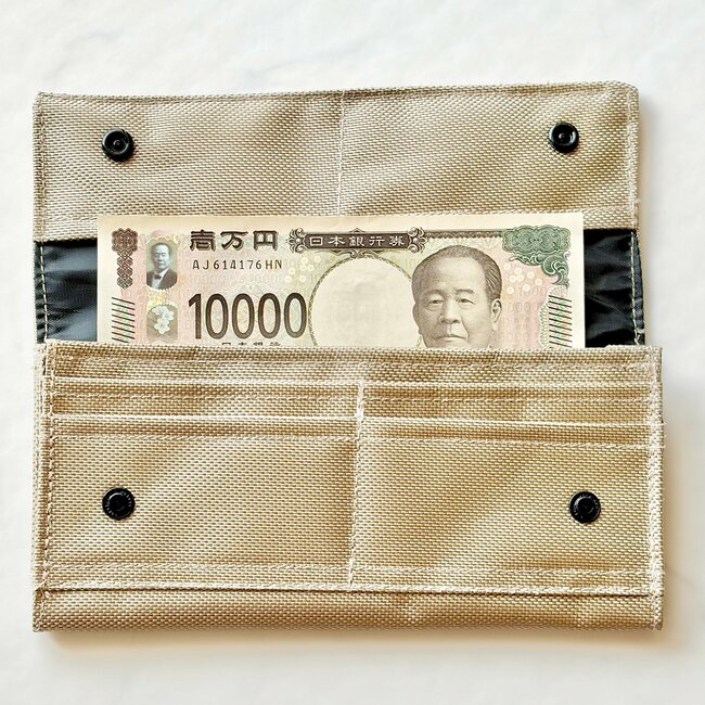 カードや診察券が72枚入った…！ダイソーの「めちゃ軽ウォレット」ポケットたくさんで収納力バツグン！