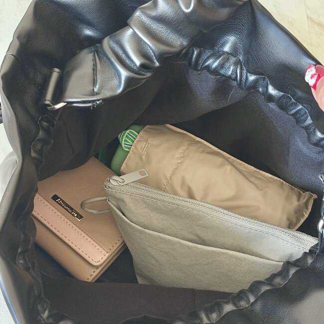「バッグに毎日入れてる」無印良品の“収納力ばつぐんポーチ”コスメをまるっと収納できて頼りになる！ 「持ち歩きたいものは全て入る」「あまりにも良くて買い増した」 《購入レビュー》