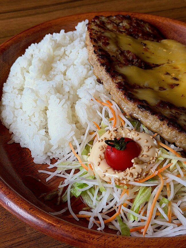「写真で見るよりデカすぎ」びっくりドンキーの“豪快すぎるメニュー”食べ応えがスゴすぎる！「お腹がはち切れそう」「美味しくて大満足」《実食レビュー》