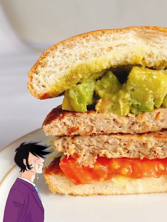 「モスバーガーさんマジですか」肉2倍の“ボリューム凄すぎバーガー”高さ8cmはやりすぎです…!「口を全開に開けてやっと食べれる」「想像以上に写真そのまま来てびっくり」